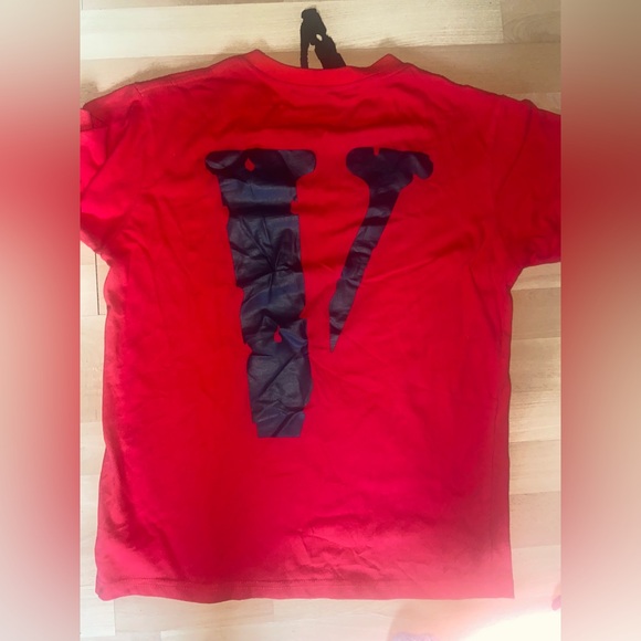 V-lone friends- red t shirt, medium size and barley worn - Picture 3 of 3